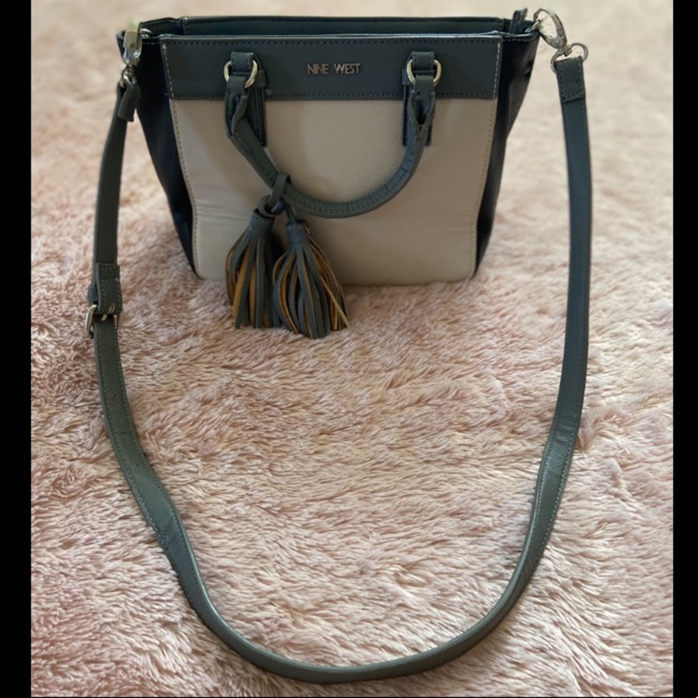 🚨2/$20🚨 Nine West Black, White and Beige Bag